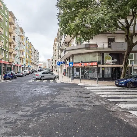 Spacious 3 Bedroom In The Heart Of Arroios Apartamento